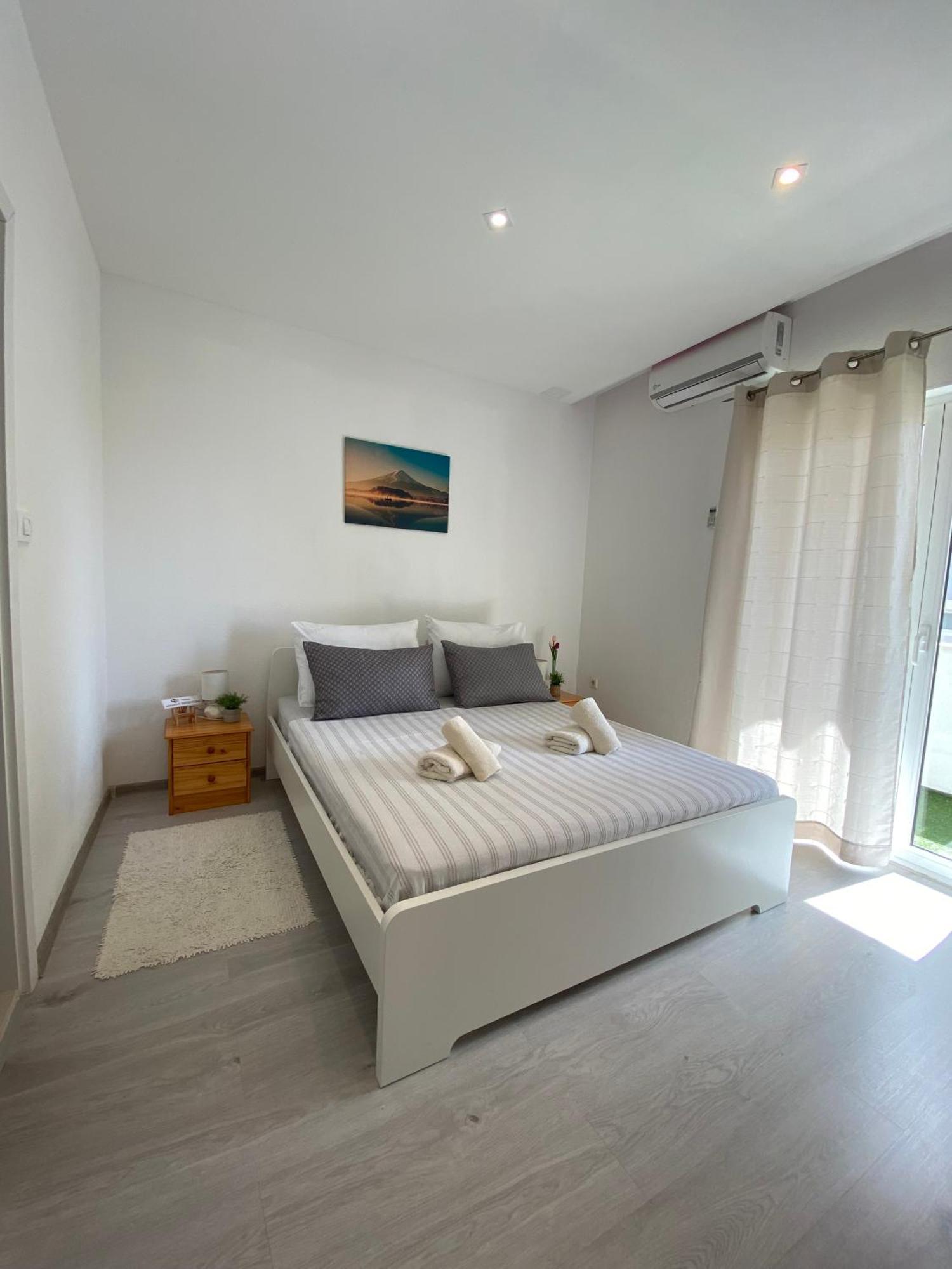 Apartments Sun & Sea Дуги Рат Екстериор снимка