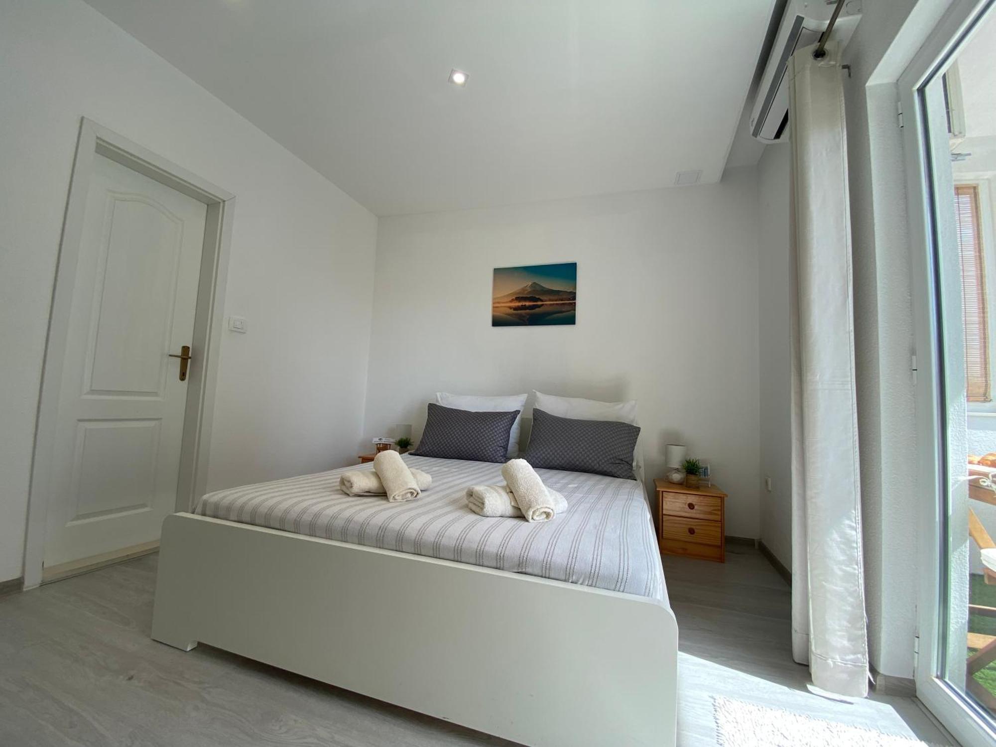Apartments Sun & Sea Дуги Рат Екстериор снимка